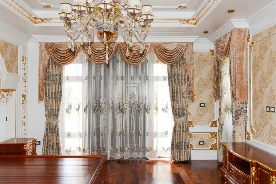 Với những vị trí có ánh sáng nhẹ, nắng yếu thì bạn có thể chọn loại rèm vải mỏng như rèm vải lanh hoặc rèm vải voan có hoa văn, họa tiết nổi bật làm cho không gian phòng khách trở nên nhẹ nhàng 